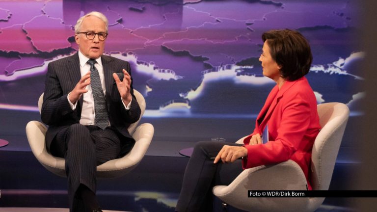 Am 25. März diskutiert Sandra Maischberger in ihrer ARD-Talkshow u.a. mit Rüdiger von Fritsch, dem ehemaligen deutschen Botschafter in Moskau, über die Situation im Nahen Osten und Russlands Einfluss auf den Irankrieg. Foto © WDR/Dirk Borm