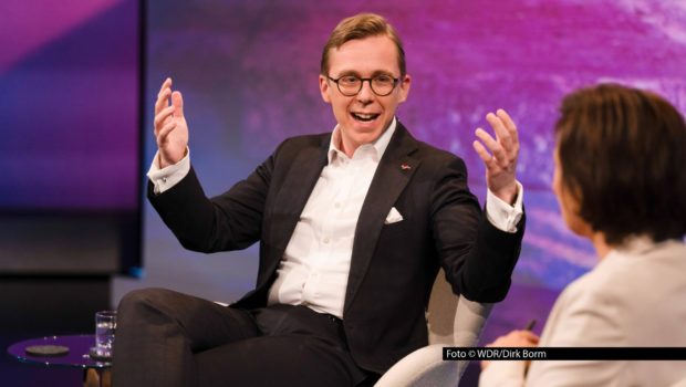 In einer neuen Ausgabe der ARD-Talkshow „Maischberger“ diskutieren am 11. März der Sozialdemokrat Kevin Kühnert und der CDU-Politiker Philipp Amthor über die Bewertung der Regierungsarbeit und die Perspektiven ihrer Parteien im Superwahljahr 2026. Foto © WDR/Dirk Borm