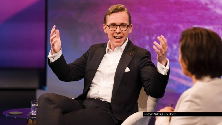 In einer neuen Ausgabe der ARD-Talkshow „Maischberger“ diskutieren am 11. März der Sozialdemokrat Kevin Kühnert und der CDU-Politiker Philipp Amthor über die Bewertung der Regierungsarbeit und die Perspektiven ihrer Parteien im Superwahljahr 2026. Foto © WDR/Dirk Borm