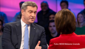 Ab dem 8. April geht die ARD-Talkshow „Maischberger“ in eine dreiwöchige Sonderstaffel. Bis zum 24. April gibt’s neben den regulären Ausgaben dienstags und mittwochs auch montags eine neue Talkrunde. Zum Auftakt begrüßt Gastgeberin Sandra Maischberger u.a. den bayerischen Ministerpräsidenten Markus Söder. (Foto: WDR/Melanie Grande)