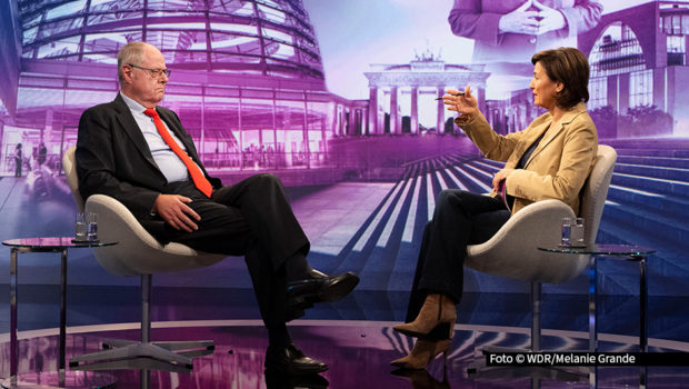 Gerade wurde Sandra Maischberger für ihre ARD-Talkshow als eine der „Journalistinnen und Journalisten des Jahres“ ausgezeichnet. Am 20. Mai blickt sie auf die Startphase der schwarz-roten Koalition. Im Studio begrüßt sie einen Politiker mit entsprechender Erfahrung: Peer Steinbrück. (Foto: © WDR/Melanie Grande)