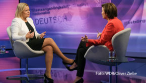 Am 13. Juni zeigt die ARD um 22:50 Uhr eine neue Ausgabe von „Maischberger“. Moderatorin Sandra Maischberger begrüßt im Studio u.a. Bundesinnenministerin Nancy Faeser und spricht mit ihr über die kürzlich beschlossene und stark umstrittene EU-Asylreform. (Foto: WDR/Oliver Ziebe)