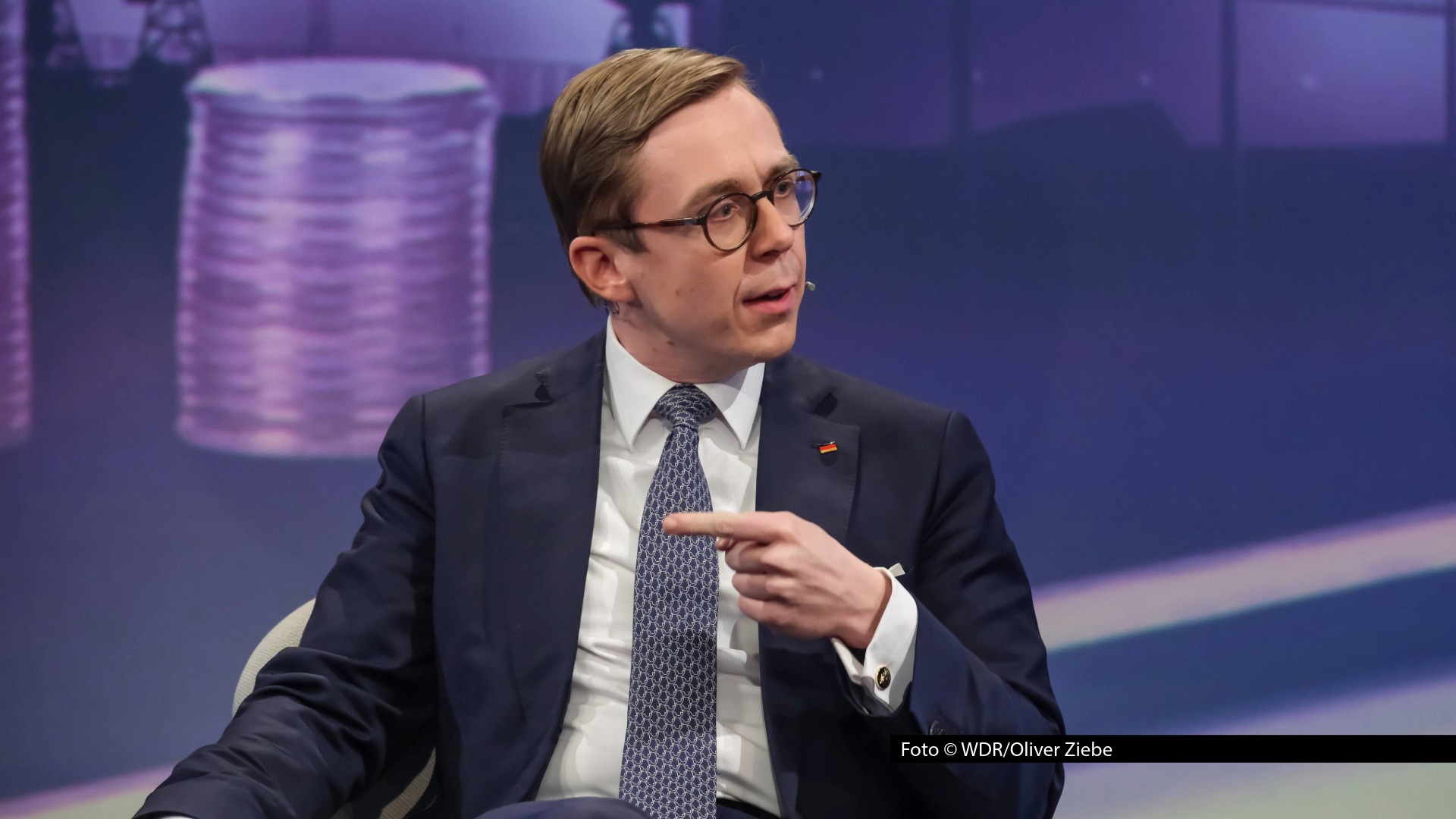 Laut Union ist das Bürgergeld nicht zukunftsfähig. Welche Reformen die Bundesregierung daher für den Sozialstaat plant, erklärt am 30. September der CDU-Politiker Philipp Amthor in einer neuen Ausgabe von „Maischberger“. Weitere Gäste des Abends sind u.a. Ines Schwerdtner, Bettina Böttinger und Rüdiger von Fritsch. Foto © WDR/Oliver Ziebe