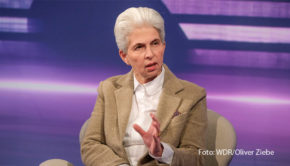 Zum zweiten Mal in dieser Woche lädt Sandra Maischberger zu ihrer ARD-Talkshow ein. Ihre Gäste am 9. April sind u.a. die FDP-Politikerin Marie-Agnes Strack-Zimmermann, Vorsitzende des Verteidigungsausschusses, sowie der ehemalige Linken-Fraktionsvorsitzende Gregor Gysi. (Foto: WDR/Oliver Ziebe)