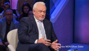 Sandra Maischberger begrüßt am 22. April u.a. den stellvertretenden FDP-Parteivorsitzenden Wolfgang Kubicki zu einer neuen Ausgabe ihrer ARD-Talkshow. Gemeinsam mit Grünen-Politikerin Svenja Appuhn geht’s um die Frage, ob die Ampel-Koalition den Deutschen zu viel zumutet. (Foto: WDR/Oliver Ziebe)