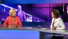 Sandra Maischberger lädt am Abend des 15. Mai zu einer neuen Ausgabe ihrer ARD-Talkshow ein. Diesmal nehmen u.a. die langjährige „heute“-Moderatorin Petra Gerster, SPD-Chef Lars Klingbeil und die bayerische Landtagspräsidentin Ilse Aigner im Studio Platz. (Foto: WDR/Oliver Ziebe)