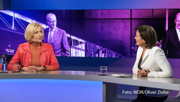 Sandra Maischberger lädt am Abend des 15. Mai zu einer neuen Ausgabe ihrer ARD-Talkshow ein. Diesmal nehmen u.a. die langjährige „heute“-Moderatorin Petra Gerster, SPD-Chef Lars Klingbeil und die bayerische Landtagspräsidentin Ilse Aigner im Studio Platz. (Foto: WDR/Oliver Ziebe)