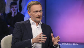 In der neusten Ausgabe ihrer ARD-Talkshow diskutiert Moderatorin Sandra Maischberger u.a. mit dem Bundesfinanzminister und FDP-Politiker Christian Lindner. Die Themen der Talkrunde am 5. Juni sind u.a. der anhaltende Streit innerhalb der Ampelregierung um den Haushalt 2025 sowie die bevorstehende Europawahl. (Foto: WDR/Oliver Ziebe)