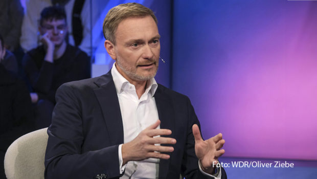 In der neusten Ausgabe ihrer ARD-Talkshow diskutiert Moderatorin Sandra Maischberger u.a. mit dem Bundesfinanzminister und FDP-Politiker Christian Lindner. Die Themen der Talkrunde am 5. Juni sind u.a. der anhaltende Streit innerhalb der Ampelregierung um den Haushalt 2025 sowie die bevorstehende Europawahl. (Foto: WDR/Oliver Ziebe)