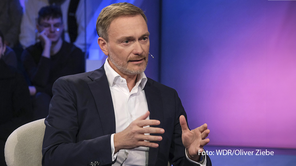 In der neusten Ausgabe ihrer ARD-Talkshow diskutiert Moderatorin Sandra Maischberger u.a. mit dem Bundesfinanzminister und FDP-Politiker Christian Lindner. Die Themen der Talkrunde am 5. Juni sind u.a. der anhaltende Streit innerhalb der Ampelregierung um den Haushalt 2025 sowie die bevorstehende Europawahl. (Foto: WDR/Oliver Ziebe)