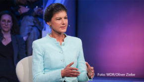 In der neuesten Ausgabe ihrer ARD-Talkshow am 18. Juni diskutiert Sandra Maischberger u.a. mit BSW-Chefin und -Namensgeberin Sahra Wagenknecht und der in Kiew geborenen Grünen-Politikerin Marina Weisband über die deutschen Hilfspakete für die Ukraine. (Foto: WDR/Oliver Ziebe)
