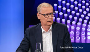 Am 9. Oktober diskutiert Sandra Maischberger in ihrer ARD-Talkshow über die aktuellen Herausforderungen der Grünen sowie die Ukraine-Konferenz in Ramstein. Zu Gast sind unter anderem Günther Jauch, Cem Özdemir, Anders Fogh Rasmussen und Claudia Major. (Foto: WDR/Oliver Ziebe)