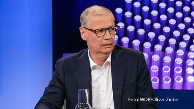 Am 9. Oktober diskutiert Sandra Maischberger in ihrer ARD-Talkshow über die aktuellen Herausforderungen der Grünen sowie die Ukraine-Konferenz in Ramstein. Zu Gast sind unter anderem Günther Jauch, Cem Özdemir, Anders Fogh Rasmussen und Claudia Major. (Foto: WDR/Oliver Ziebe)