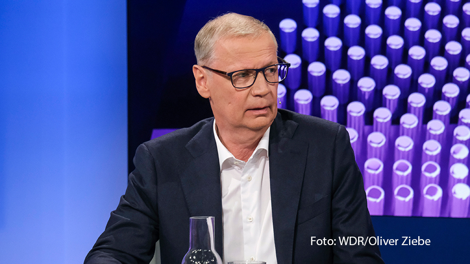 Am 9. Oktober diskutiert Sandra Maischberger in ihrer ARD-Talkshow über die aktuellen Herausforderungen der Grünen sowie die Ukraine-Konferenz in Ramstein. Zu Gast sind unter anderem Günther Jauch, Cem Özdemir, Anders Fogh Rasmussen und Claudia Major. (Foto: WDR/Oliver Ziebe)