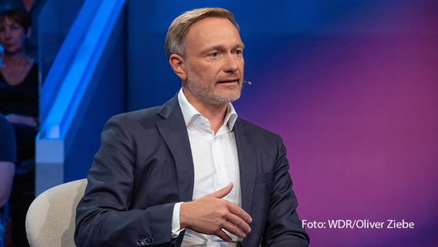 Nach seiner Entlassung als Finanzminister steht Christian Lindner am 13. November bei „Maischberger“ im Ersten Rede und Antwort. Im Gespräch mit Sandra Maischberger verrät der FDP-Parteichef zudem, warum für ihn das Rennen ums Kanzleramt bereits gelaufen ist. (Foto: WDR/Oliver Ziebe)