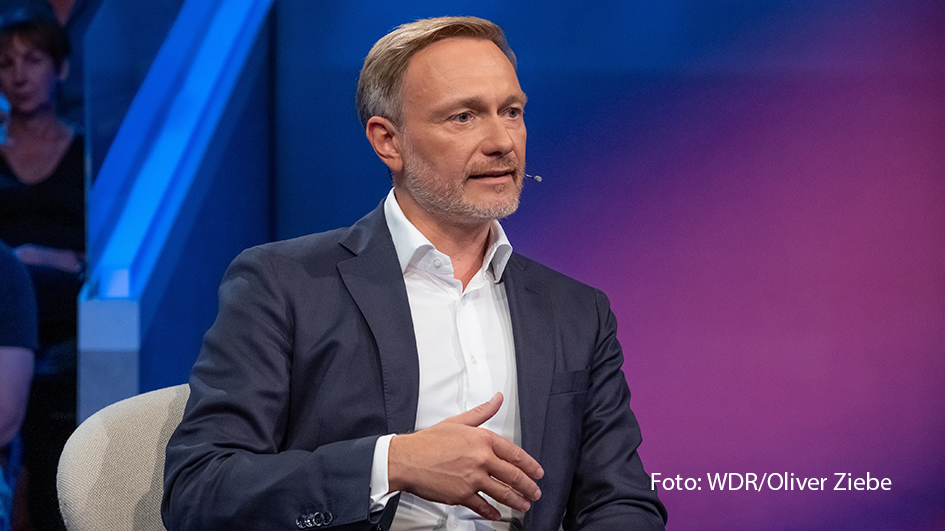 Nach seiner Entlassung als Finanzminister steht Christian Lindner am 13. November bei „Maischberger“ im Ersten Rede und Antwort. Im Gespräch mit Sandra Maischberger verrät der FDP-Parteichef zudem, warum für ihn das Rennen ums Kanzleramt bereits gelaufen ist. (Foto: WDR/Oliver Ziebe)