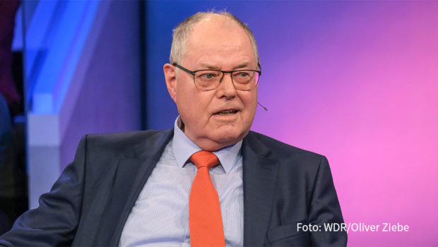 Am 26. November begrüßt Sandra Maischberger u.a. den SPD-Politiker Peer Steinbrück in ihrer ARD-Talkshow. Mit dem ehemaligen Bundesfinanzminister spricht die Moderatorin über die erneute Kandidatur des derzeit amtierenden Bundeskanzlers Olaf Scholz. (Foto: WDR/Oliver Ziebe)