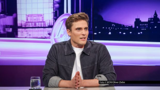 Am Nachmittag des 21. Januar wird US-Präsident Donald Trump beim Weltwirtschaftsforum erwartet. Nur wenige Stunden später greift Sandra Maischberger das Thema in ihrer ARD-Talkshow auf und blickt u.a. mit dem Journalisten Constantin Schreiber auf den Tag in Davos zurück. Foto © WDR/Oliver Ziebe