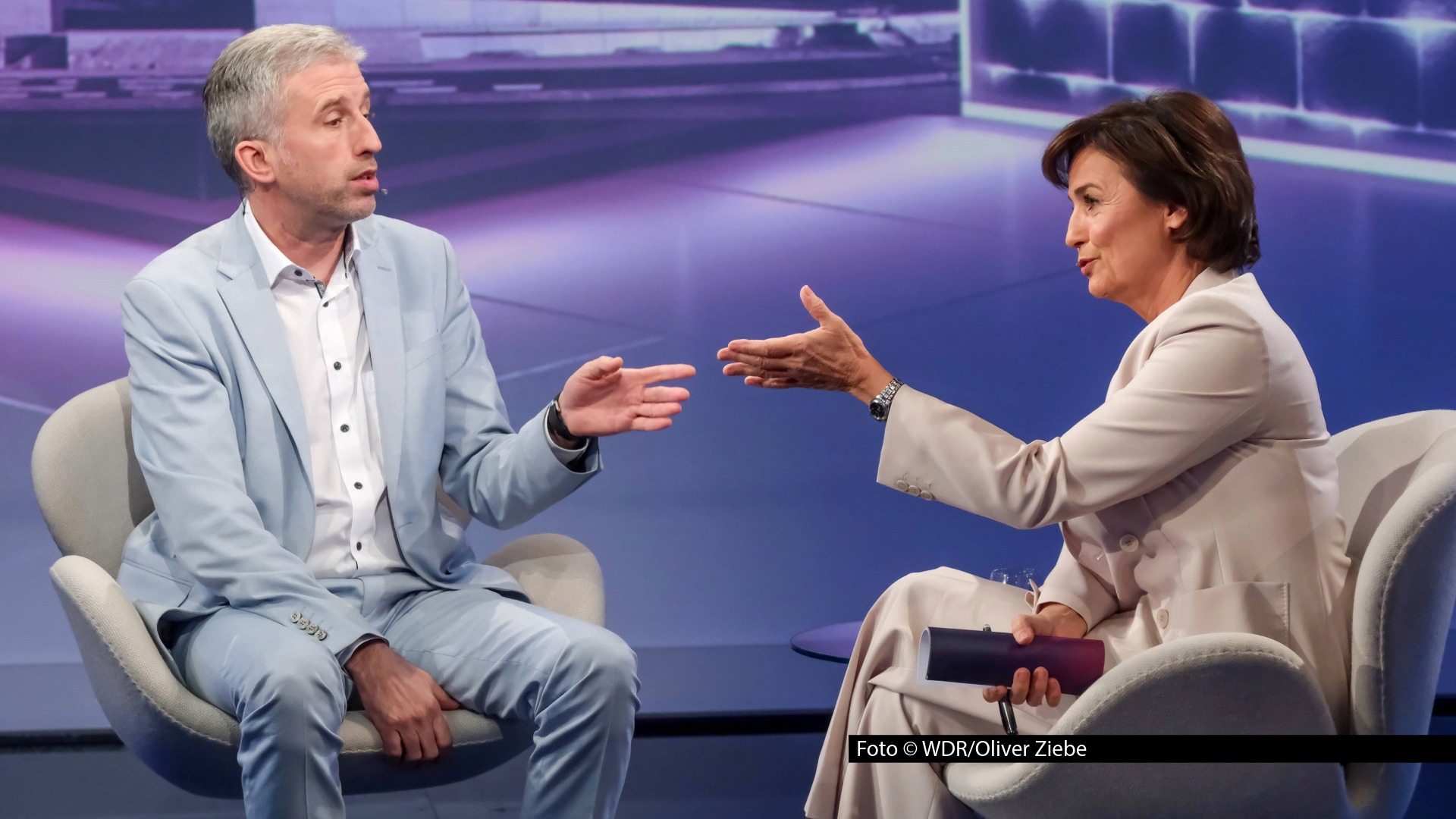 Baden-Württemberg hat gewählt. Zwar liegen die Grünen vorn, doch welche Parteien künftig im Südwesten regieren werden, ist noch offen. Am 10. März spricht Sandra Maischberger in ihrer ARD-Talkshow über die Folgen der Wahl. Zu Gast ist u.a. der Tübinger Oberbürgermeister Boris Palmer. Foto © WDR/Oliver Ziebe