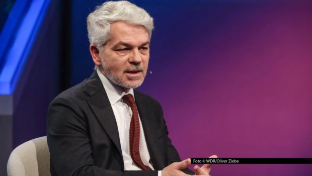 In der neuesten „Maischberger“-Ausgabe blickt Gastgeberin Sandra Maischberger mit ihren Gästen auf die derzeitigen Friedensverhandlungen zwischen der Hamas und Israel. Prognosen liefern am heutigen Abend u.a. der Militärexperte Carlo Masala und Moderatorin Natalie Amiri. Foto © WDR/Oliver Ziebe