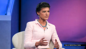 In knapp einem Monat ist Bundestagswahl. Sandra Maischberger lädt daher am 22. Januar zwei Spitzenkandidatinnen in ihre ARD-Talkshow ein. Neben Sahra Wagenknecht und Alice Weidel sind u.a. der frühere Trump-Berater John Bolton und die Moderatorin Linda Zervakis im Studio. (Foto: WDR/Oliver Ziebe)