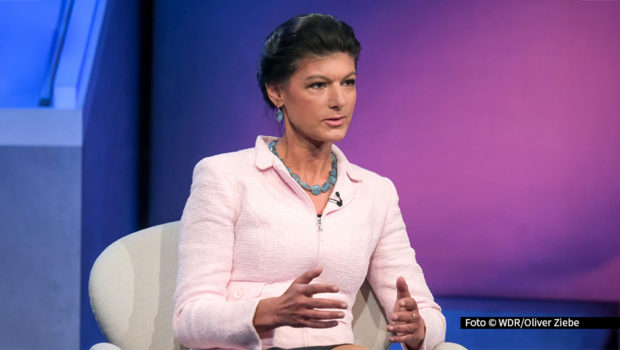In knapp einem Monat ist Bundestagswahl. Sandra Maischberger lädt daher am 22. Januar zwei Spitzenkandidatinnen in ihre ARD-Talkshow ein. Neben Sahra Wagenknecht und Alice Weidel sind u.a. der frühere Trump-Berater John Bolton und die Moderatorin Linda Zervakis im Studio. (Foto: WDR/Oliver Ziebe)