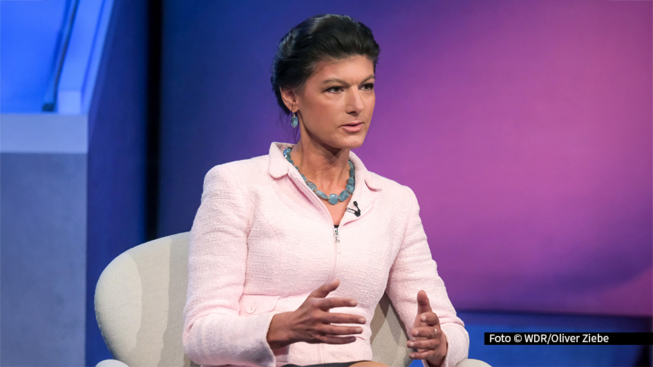 In knapp einem Monat ist Bundestagswahl. Sandra Maischberger lädt daher am 22. Januar zwei Spitzenkandidatinnen in ihre ARD-Talkshow ein. Neben Sahra Wagenknecht und Alice Weidel sind u.a. der frühere Trump-Berater John Bolton und die Moderatorin Linda Zervakis im Studio. (Foto: WDR/Oliver Ziebe)