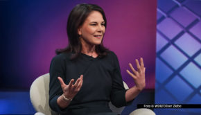 Nach dem „TV-Duell“ am Sonntag steht Außenministerin Annalena Baerbock am heutigen 11. Februar in der ARD-Talkshow „Maischberger“ Rede und Antwort. Im Gespräch mit Sandra Maischberger geht‘s u.a. um den Wahlkampf der Grünen und die Außenpolitik von Donald Trump. (Foto: WDR/Oliver Ziebe)