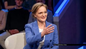 Bei „Maischberger” geht’s am 15. Juli um die Innovationskraft der Bundesrepublik. Zu diesem Thema begrüßt Sandra Maischberger die Grünen-Vorsitzende Franziska Brantner und die Bundesforschungsministerin Dorothee Bär. Foto © WDR/Oliver Ziebe