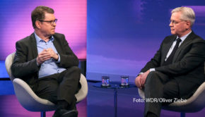 In der litauischen Hauptstadt Vilnius diskutiert die NATO u.a. über den Beitritt der Ukraine. Die Debatte ist auch Thema in der aktuellen „Maischberger“-Ausgabe im Ersten. Sandra Maischberger spricht hierzu mit den Außenpolitikern Politikern Ralf Stegner (SPD) und Norbert Röttgen (CDU). (Foto: WDR/Oliver Ziebe)