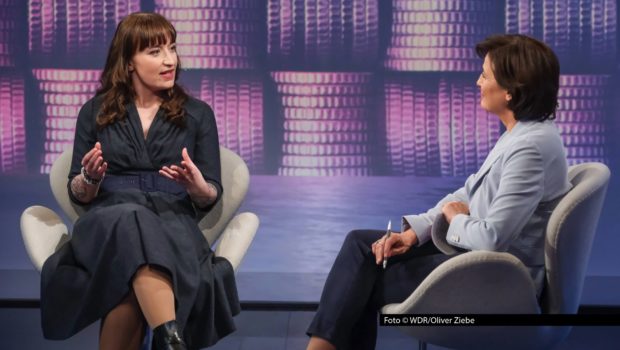 Einsparungen beim Bürgergeld richten mehr Schaden an, als sie dem Land nutzen – davon ist Linken-Fraktionsvorsitzende Heidi Reichinnek überzeugt. Welche Probleme die von Bundeskanzler Friedrich Merz angekündigten Reformen mit sich bringen könnten, erläutert sie in der aktuellen Ausgabe der ARD-Talkshow „Maischberger“. Foto © WDR/Oliver Ziebe