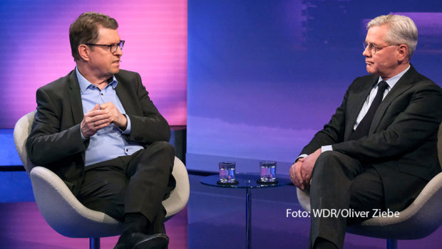In der litauischen Hauptstadt Vilnius diskutiert die NATO u.a. über den Beitritt der Ukraine. Die Debatte ist auch Thema in der aktuellen „Maischberger“-Ausgabe im Ersten. Sandra Maischberger spricht hierzu mit den Außenpolitikern Politikern Ralf Stegner (SPD) und Norbert Röttgen (CDU). (Foto: WDR/Oliver Ziebe)
