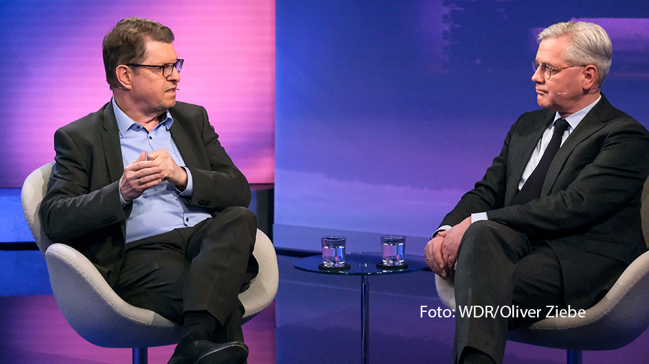 In der litauischen Hauptstadt Vilnius diskutiert die NATO u.a. über den Beitritt der Ukraine. Die Debatte ist auch Thema in der aktuellen „Maischberger“-Ausgabe im Ersten. Sandra Maischberger spricht hierzu mit den Außenpolitikern Politikern Ralf Stegner (SPD) und Norbert Röttgen (CDU). (Foto: WDR/Oliver Ziebe)