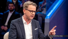 Heute Abend zeigt Das Erste eine neue Ausgabe der ARD-Talkshow „Maischberger“. Darin spricht Sandra Maischberger u.a. mit CDU-Generalsekretär Carsten Linnemann über die Ereignisse des Vortages und die ungewöhnlich holprige Wahl von Friedrich Merz zum Bundeskanzler. Foto © WDR/Oliver Ziebe