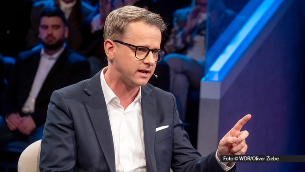 Heute Abend zeigt Das Erste eine neue Ausgabe der ARD-Talkshow „Maischberger“. Darin spricht Sandra Maischberger u.a. mit CDU-Generalsekretär Carsten Linnemann über die Ereignisse des Vortages und die ungewöhnlich holprige Wahl von Friedrich Merz zum Bundeskanzler. Foto © WDR/Oliver Ziebe