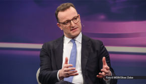 Die große Koalition ist zurück – doch kann sie diesmal ohne Streit regieren? Unionsfraktionschef Jens Spahn erklärt bei Sandra Maischberger, wie das gehen kann. Auch der Ukraine-Krieg und die internationalen Vermittlungsversuche sind Thema in der „Maischberger“-Ausgabe vom 21. Mai. (Foto: © WDR/Oliver Ziebe)