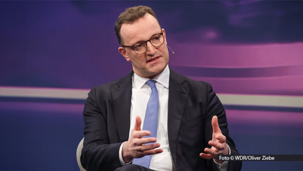 Die große Koalition ist zurück – doch kann sie diesmal ohne Streit regieren? Unionsfraktionschef Jens Spahn erklärt bei Sandra Maischberger, wie das gehen kann. Auch der Ukraine-Krieg und die internationalen Vermittlungsversuche sind Thema in der „Maischberger“-Ausgabe vom 21. Mai. (Foto: © WDR/Oliver Ziebe)