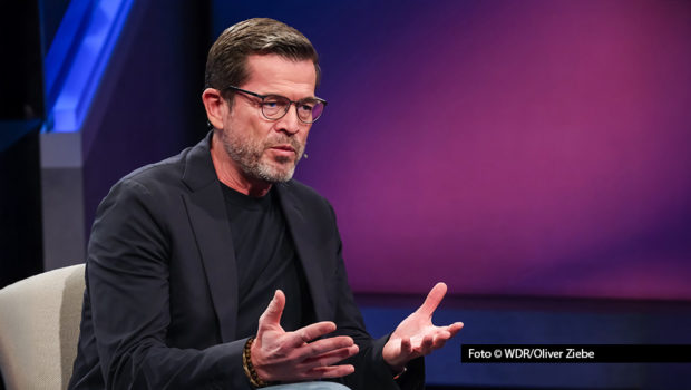 Als Bundesverteidigungsminister setzte Karl-Theodor zu Guttenberg vor 15 Jahren die Wehrpflicht aus. Jetzt wird über eine Wiedereinführung diskutiert. Am 25. Juni ist er in der ARD-Talkshow „Maischberger“ zu Gast. Thema ist u.a. die angespannte Lage im Nahen Osten. Foto © WDR/Oliver Ziebe