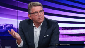 In ihrer ARD-Talkshow spricht Sandra Maischberger am 30. Juni u.a. mit Wolfram Weimer und Katrin Göring-Eckardt über das zunehmend aggressive Debattenklima in Deutschland. Aktueller Anlass ist die kontroverse Diskussion um ein mögliches Verbot der AfD. Foto © WDR/Oliver Ziebe