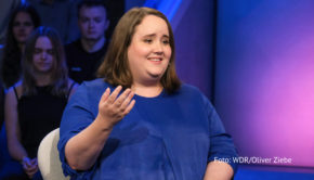 Am 8. November steht in der ARD eine neue Ausgabe der Talkshow „Maischberger“ auf dem Sendeplan. Diesmal spricht Gastgeberin Sandra Maischberger u.a. mit Grünen-Chefin Ricarda Lang und Bayerns Wirtschaftsminister Hubert Aiwanger über den aktuellen Kurs der Bundesregierung. (Foto: WDR/Oliver Ziebe)