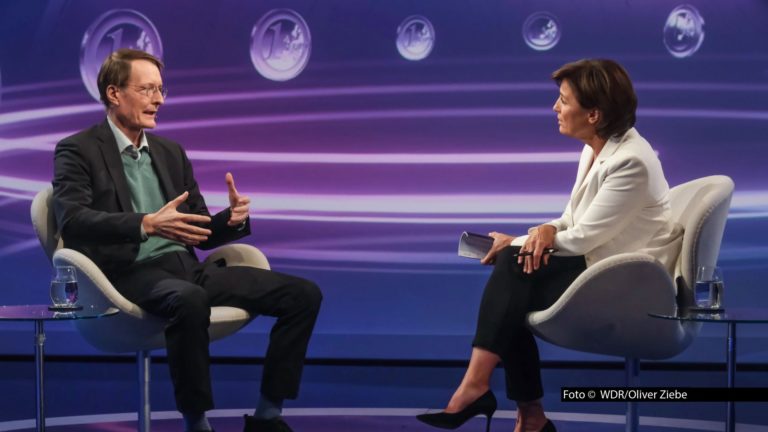Am 11. August meldet sich die ARD-Talkshow „Maischberger" mit ihrer ersten Ausgabe nach der Sommerpause zurück. Zu Gast bei Sandra Maischberger sind u.a. der SPD-Politiker Karl Lauterbach, der CDU-Bundestagsabgeordnete Tilman Kuban sowie der chinesische Künstler Ai Weiwei. Foto © WDR/Oliver Ziebe