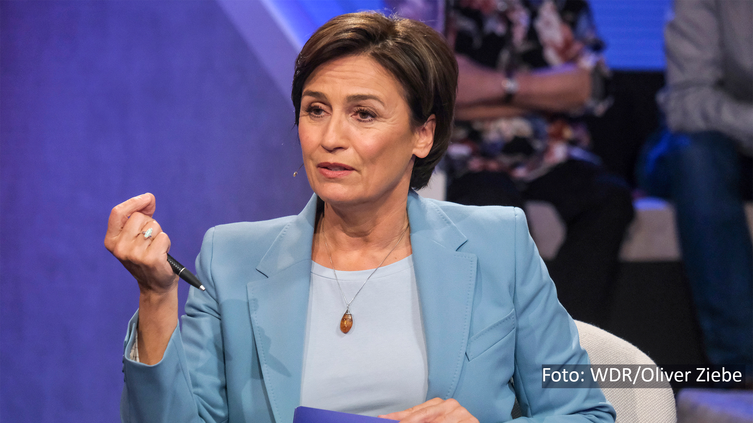 Am Mittwochabend, den 15. November lädt Moderatorin Sandra Maischberger im Ersten wieder zu einer neuen Ausgabe ihrer Talkshow ein. Dieses Mal begrüßt die Gastgeberin u.a. Die Linke-Chefin Janine Wissler und den stellvertretenden FDP-Parteivorsitzenden Wolfgang Kubicki. (Foto: WDR/Oliver Ziebe)