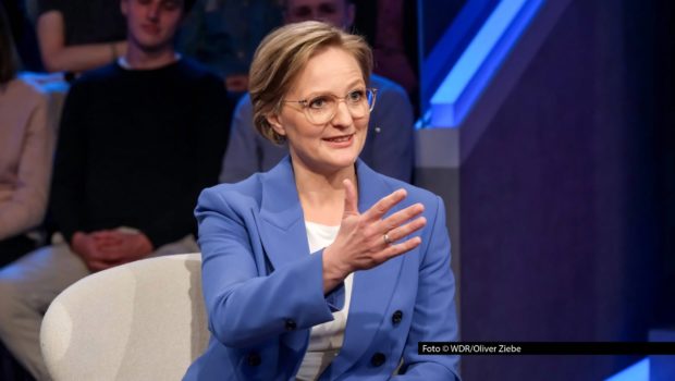 Bei „Maischberger” geht’s am 15. Juli um die Innovationskraft der Bundesrepublik. Zu diesem Thema begrüßt Sandra Maischberger die Grünen-Vorsitzende Franziska Brantner und die Bundesforschungsministerin Dorothee Bär. Foto © WDR/Oliver Ziebe