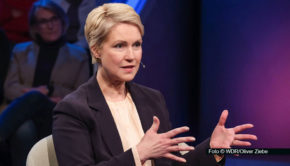 Am 25. November begrüßt Sandra Maischberger u.a. die Ministerpräsidentin von Mecklenburg-Vorpommern Manuela Schwesig zu einer neuen Ausgabe ihrer ARD-Talkshow. Im Zentrum der Diskussion steht der anhaltende Streit um das geplante Rentenpaket der SPD. Foto © WDR/Oliver Ziebe