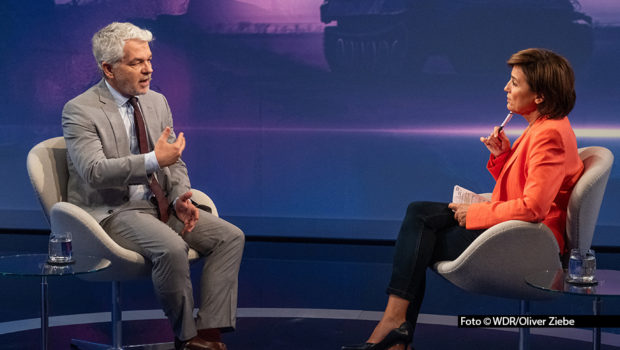 Der Bundestag hat beschlossen, die Schuldenbremse zu lösen, damit Milliarden in die Verteidigung investiert werden können. Am 19. März diskutiert Sandra Maischberger mit dem Militärexperten Carlo Masala über die entsprechende Grundgesetzänderung und Deutschlands Wehrhaftigkeit. Foto © WDR/Oliver Ziebe