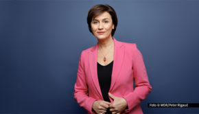 Am 21. Januar lädt Sandra Maischberger zur ersten Ausgabe ihrer ARD-Talkshow im neuen Jahr ein. Zum Auftakt blickt sie mit ihren Gästen auf die Vereidigung von Donald Trump als neuer alter Präsident der USA sowie die Bundestagswahl im kommenden Monat. (Foto: WDR/Peter Rigaud)