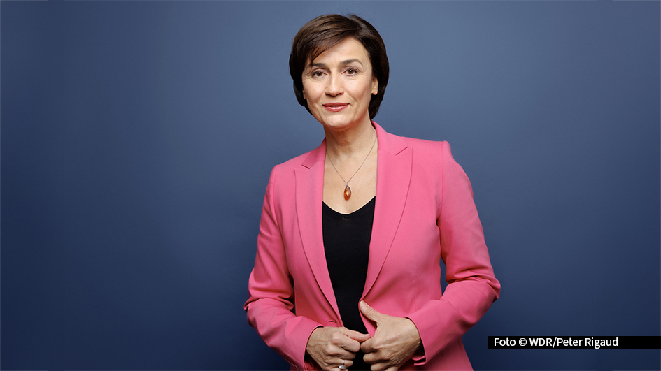 Am 21. Januar lädt Sandra Maischberger zur ersten Ausgabe ihrer ARD-Talkshow im neuen Jahr ein. Zum Auftakt blickt sie mit ihren Gästen auf die Vereidigung von Donald Trump als neuer alter Präsident der USA sowie die Bundestagswahl im kommenden Monat. (Foto: WDR/Peter Rigaud)
