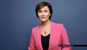 Am heutigen 10. Dezember lädt Sandra Maischberger wieder zum Talk im Ersten ein. In der letzten Ausgabe des Jahres spricht sie ab 22:50 Uhr u.a. mit Cem Özdemir, der im März als grüner Spitzenkandidat die baden-württembergischen Landtagswahlen gewinnen will. Foto © WDR/Peter Rigaud