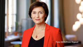 Seit mittlerweile 20 Jahren talkt Sandra Maischberger im Ersten. Am 13. September kehrt ihre Sendung „Maischberger“ nach der Sommerpause zurück. Zu Gast sind diesmal u.a. Bundestagsvizepräsidentin Katrin Göring-Eckardt und die CDU-Politikerin Julia Klöckner. (Foto: WDR/Peter Rigaud)