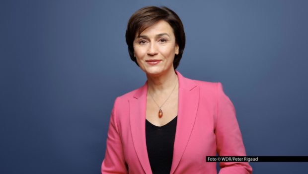 Am heutigen 10. Dezember lädt Sandra Maischberger wieder zum Talk im Ersten ein. In der letzten Ausgabe des Jahres spricht sie ab 22:50 Uhr u.a. mit Cem Özdemir, der im März als grüner Spitzenkandidat die baden-württembergischen Landtagswahlen gewinnen will. Foto © WDR/Peter Rigaud